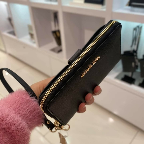 MICHARL KORS PHONE WALLET WRISTLET - Picture 3 of 4